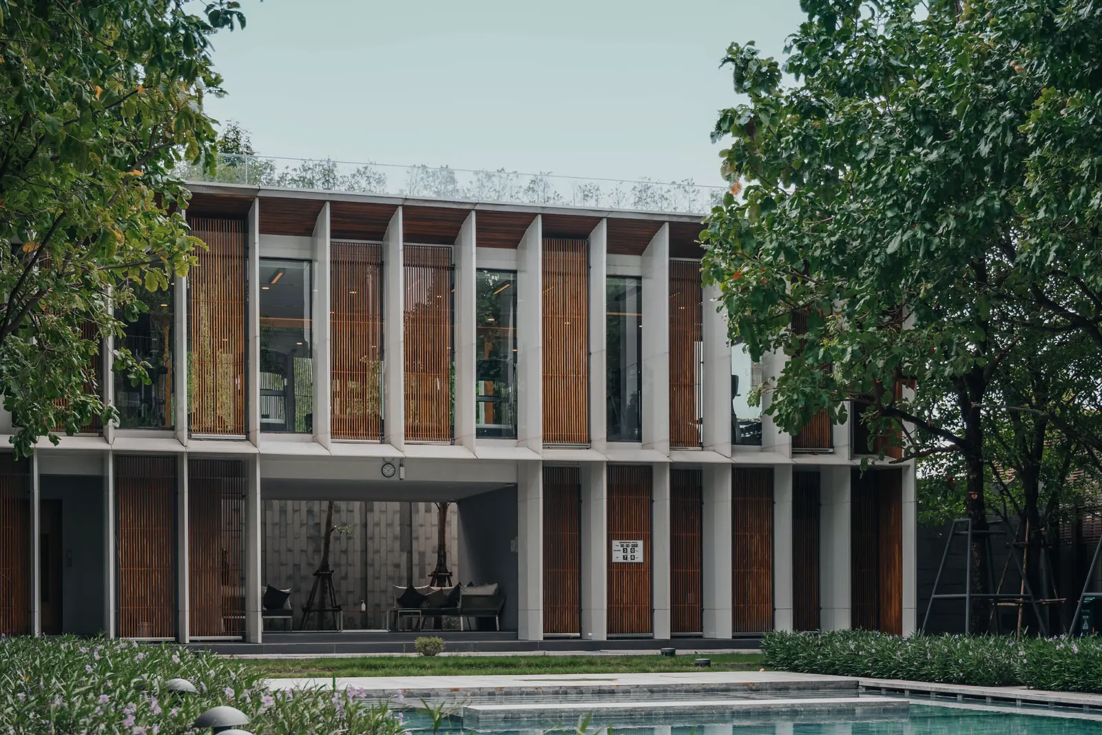 อาคาร Club House ริมสระ
