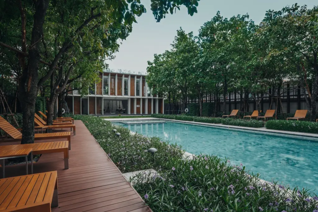 สระว่ายน้ำระบบเกลือ ท่ามกลางสวน